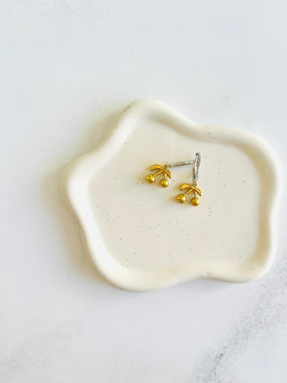 Aros argollas con cereza colgante de Acero Inoxidable con baño de oro 14K
