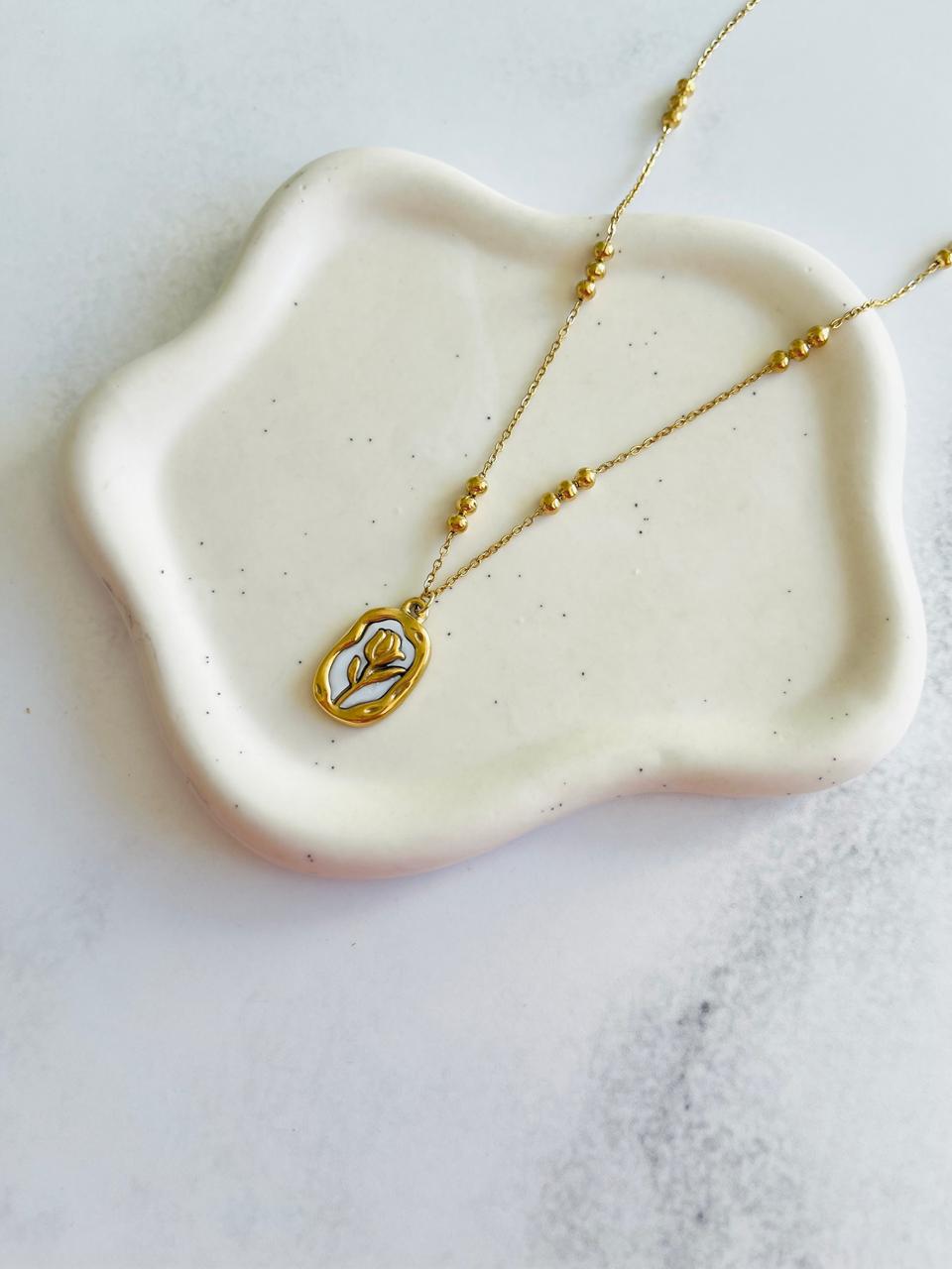 Collar flor de Acero Inoxidable y baño 14K