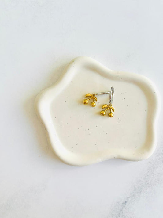 Aros argollas con cereza colgante de Acero Inoxidable con baño de oro 14K