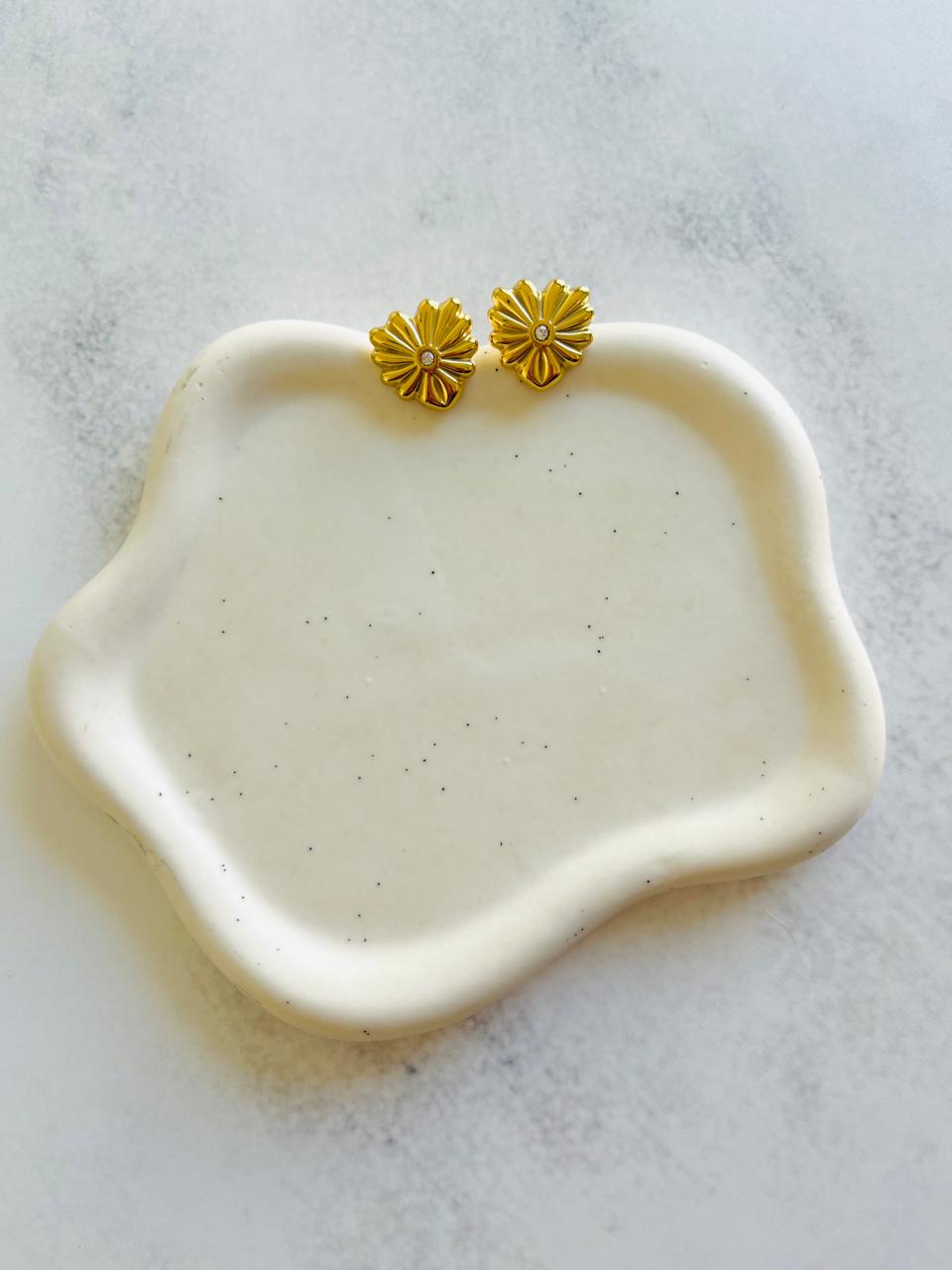 Aros corazón relieve con circón de Acero Inoxidable y baño de oro 14K